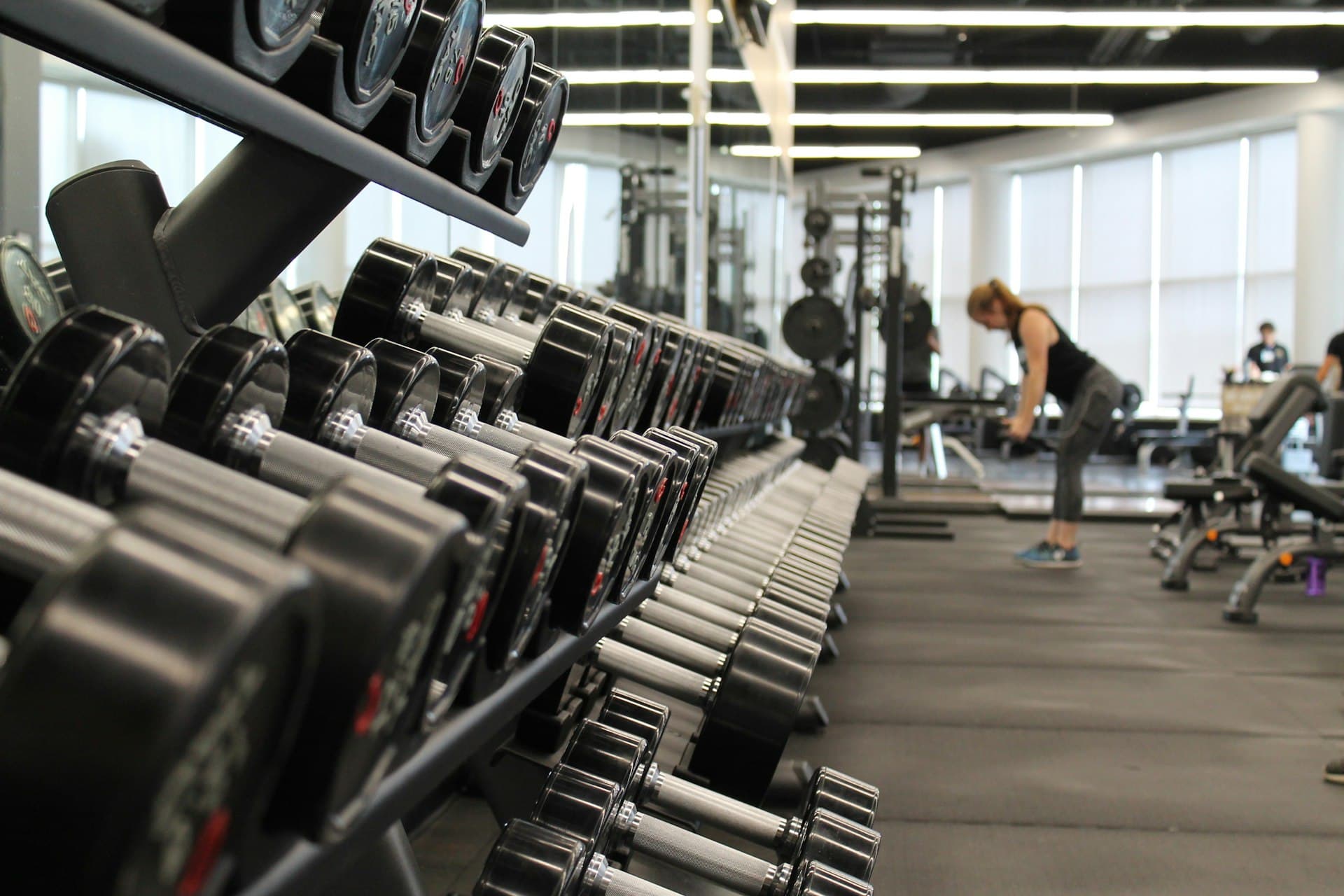 ورزشکاران در حال WOD در باکس آوان